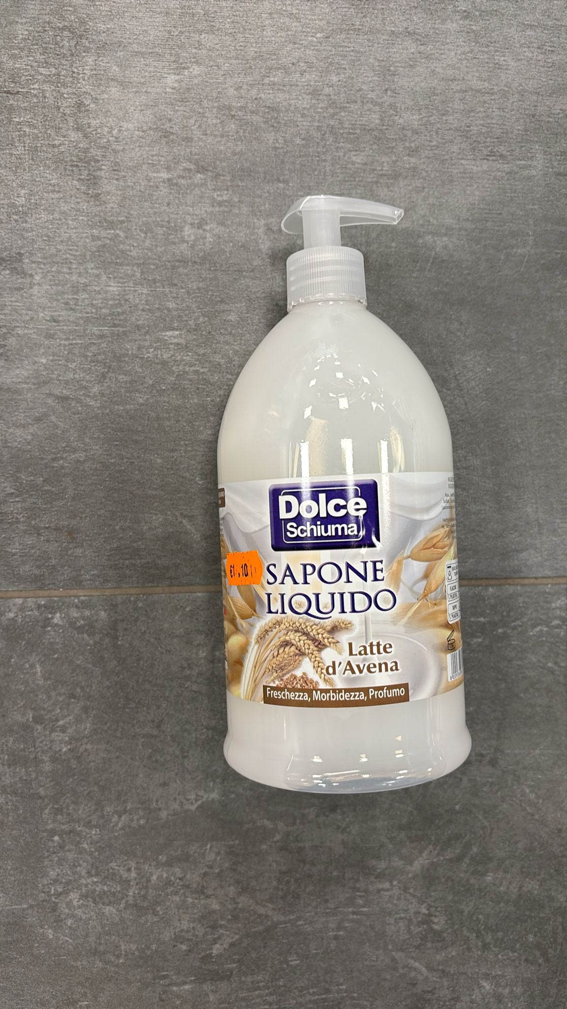 Dolce schiuma sapone liquido al latte d'avena