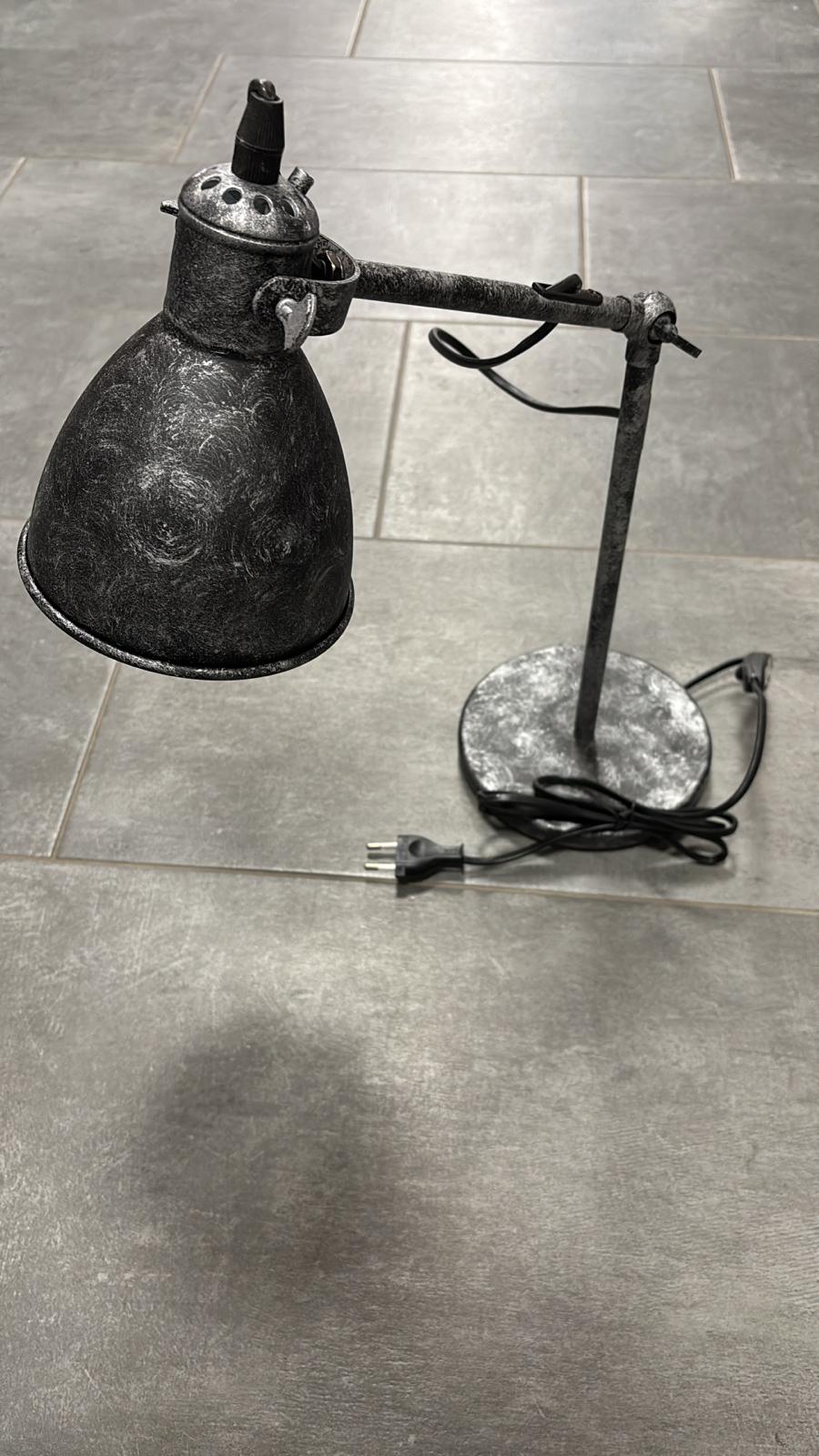 Lampada da tavolo vintage  in metallo  ,pieghevole