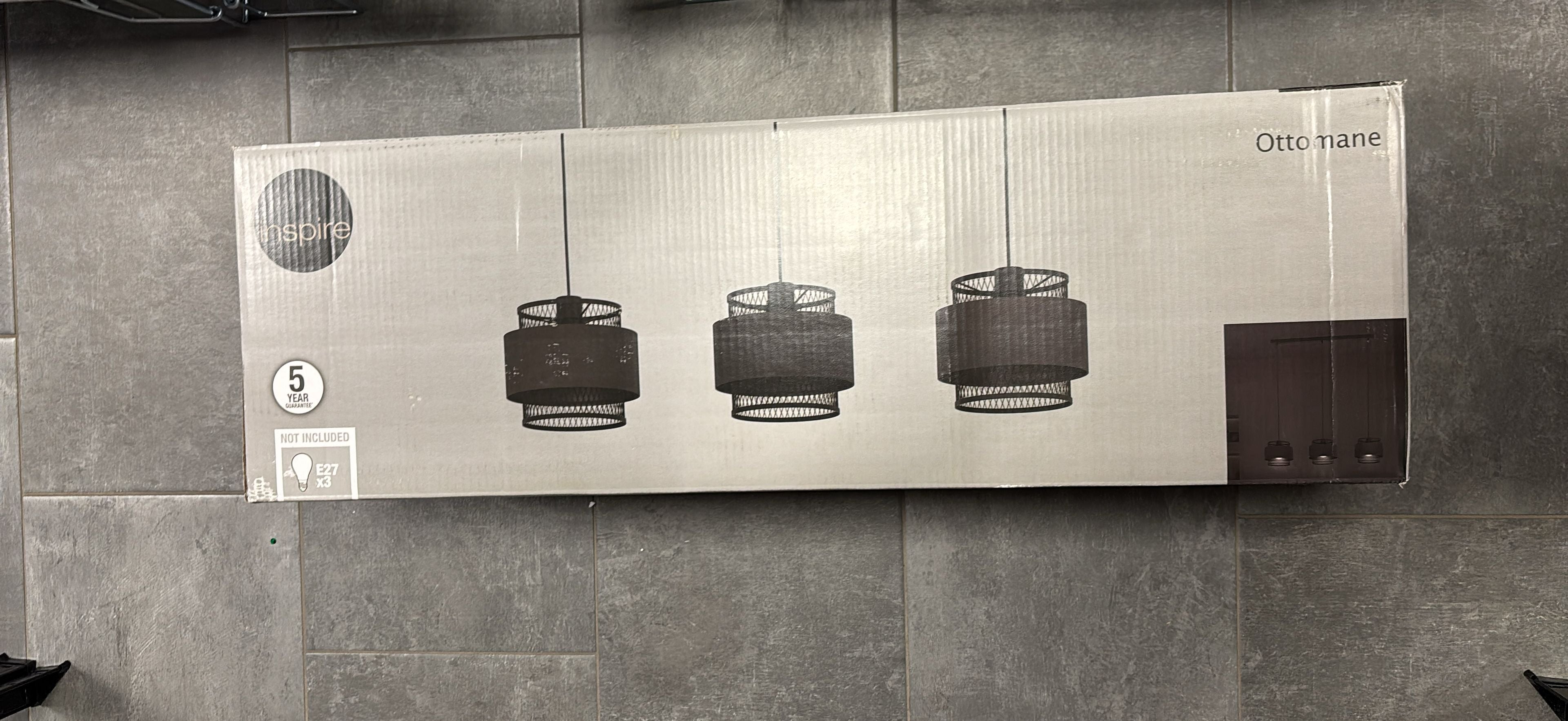 Lampadario a sospensione nero a gabbia  con  tre punti  di illuminazione