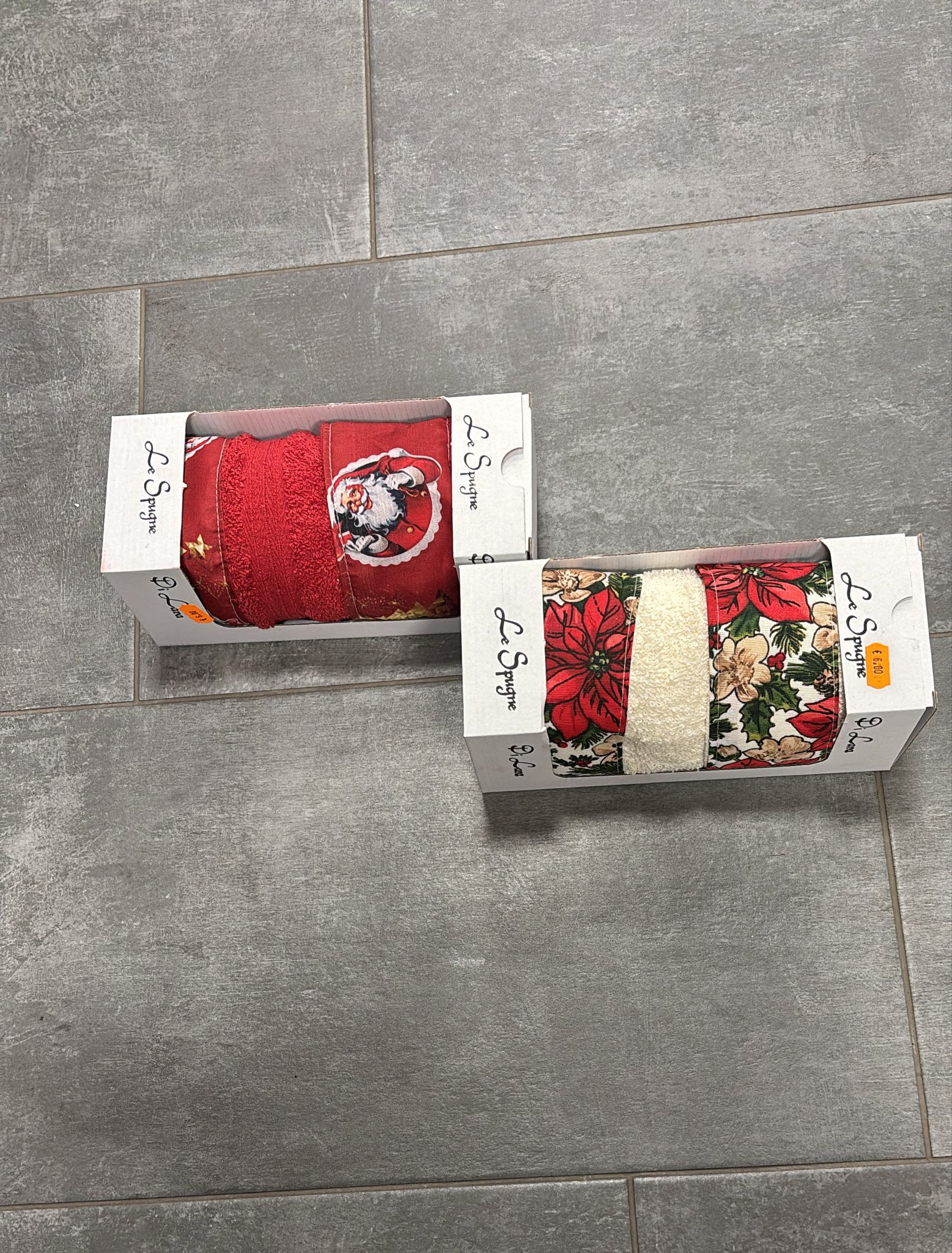 Confezione  asciugamano natalizia in spugna, disponibile in due colori