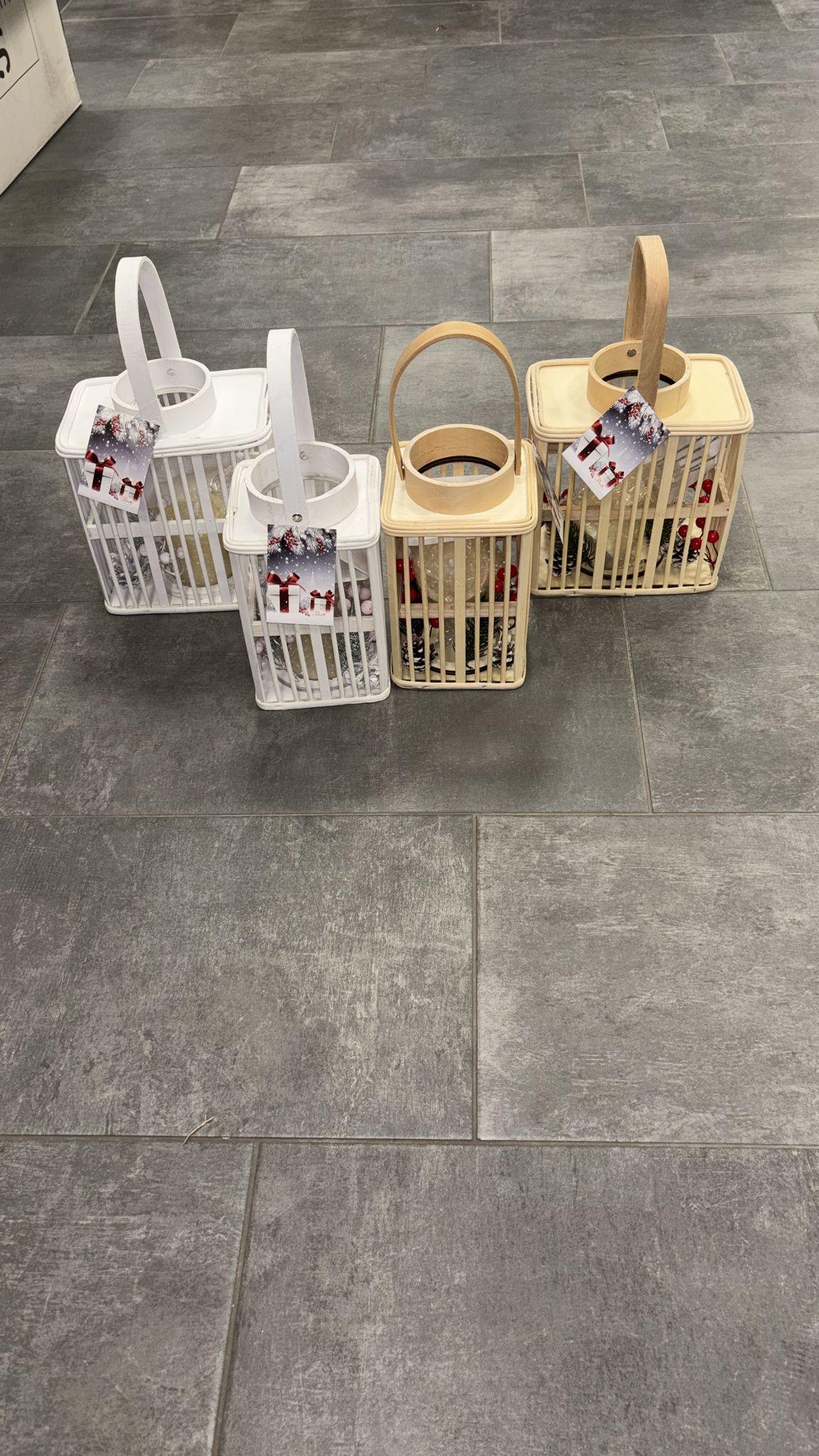 Lanternine decorative in legno con candela e vischio. Disponibili in due dimensioni e due colorazioni