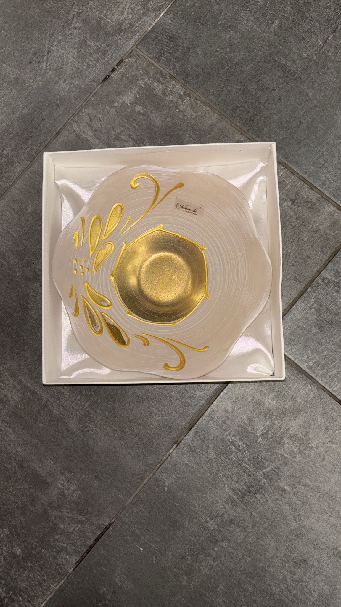 Centro tavola in vetro con decorazione oro