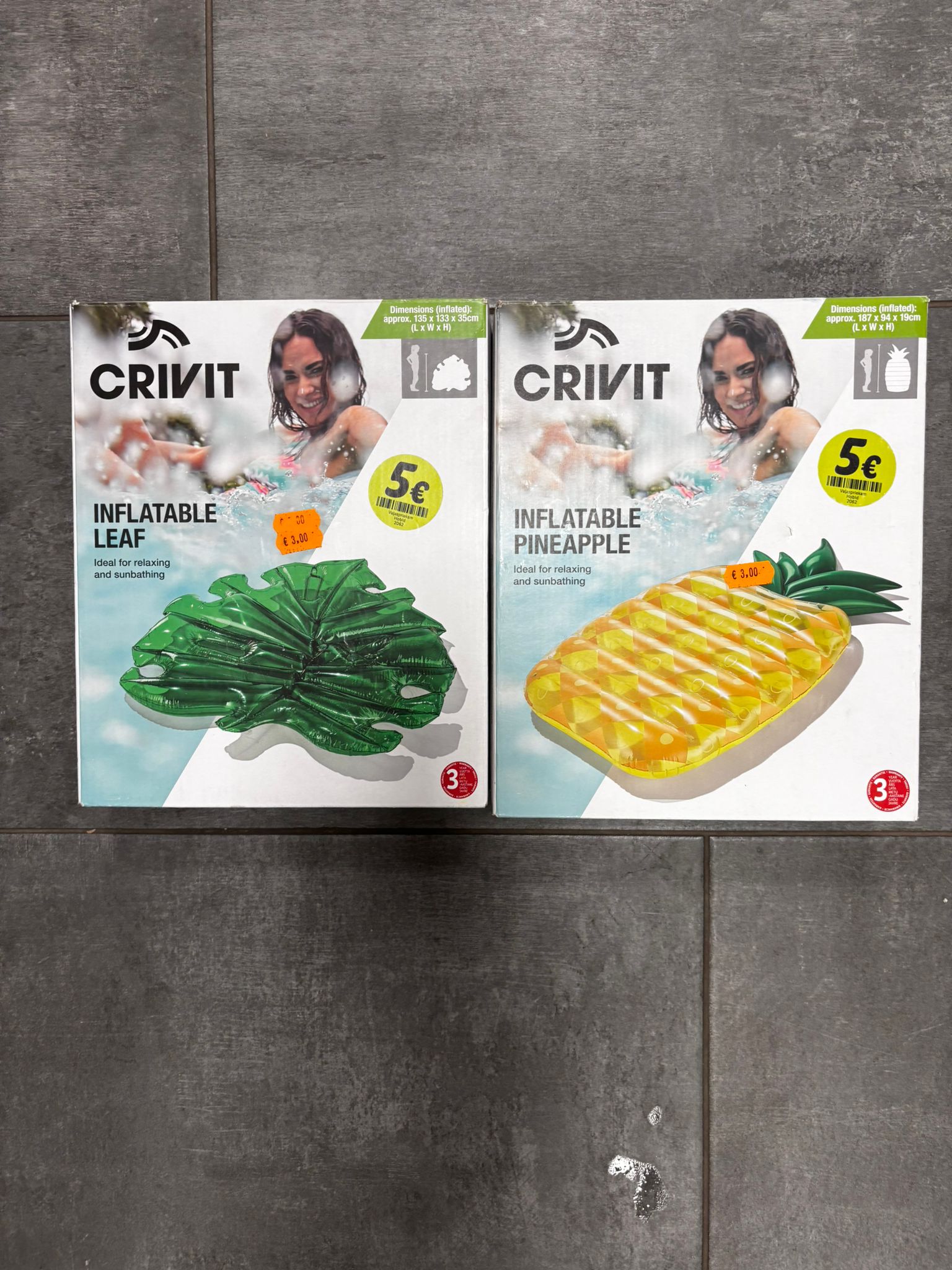 Materassino gonfiabile ad altezza persona, due varianti di fantasie