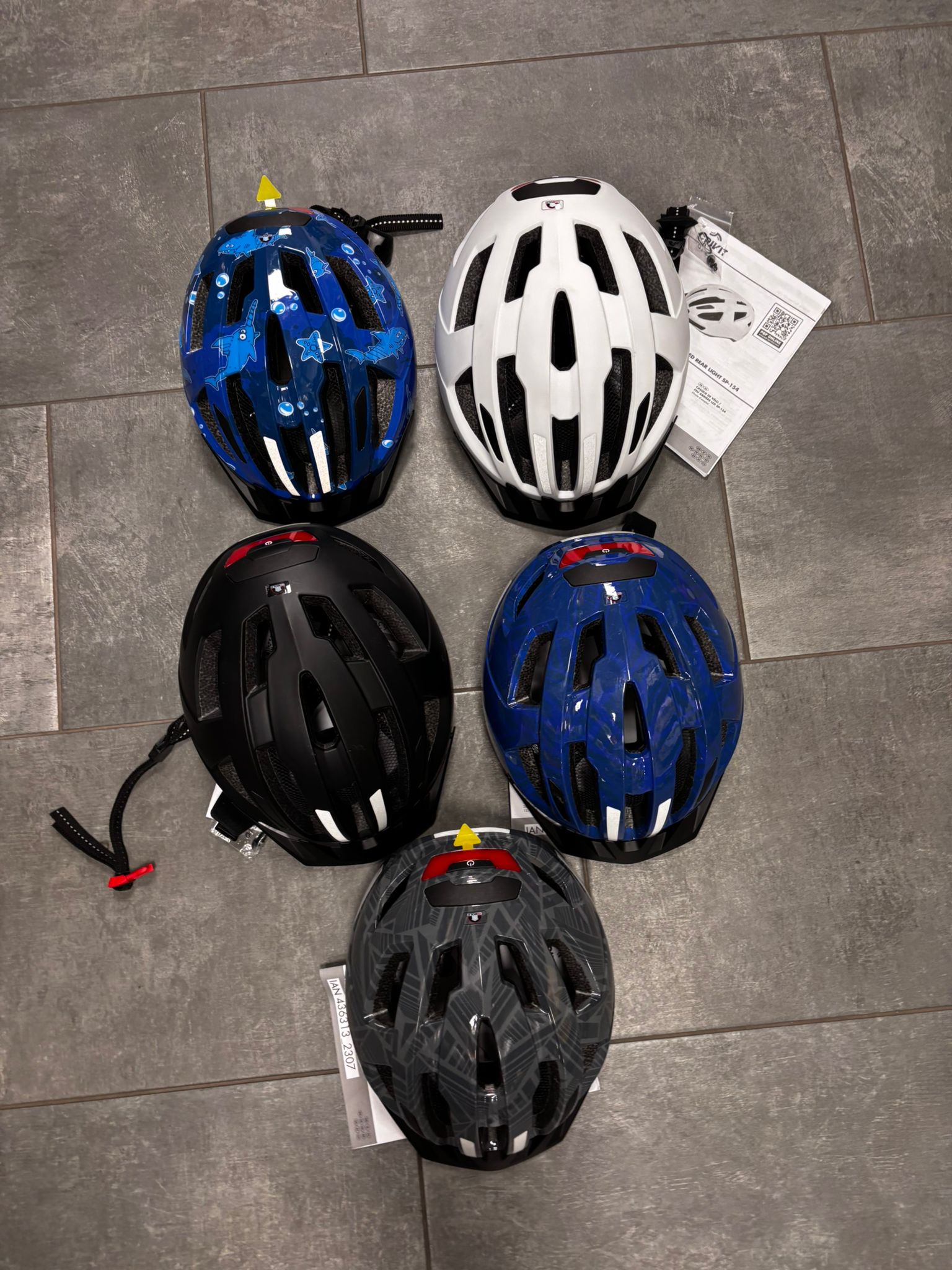 Casco per bicicletta regolabile  in luce posteriore a led