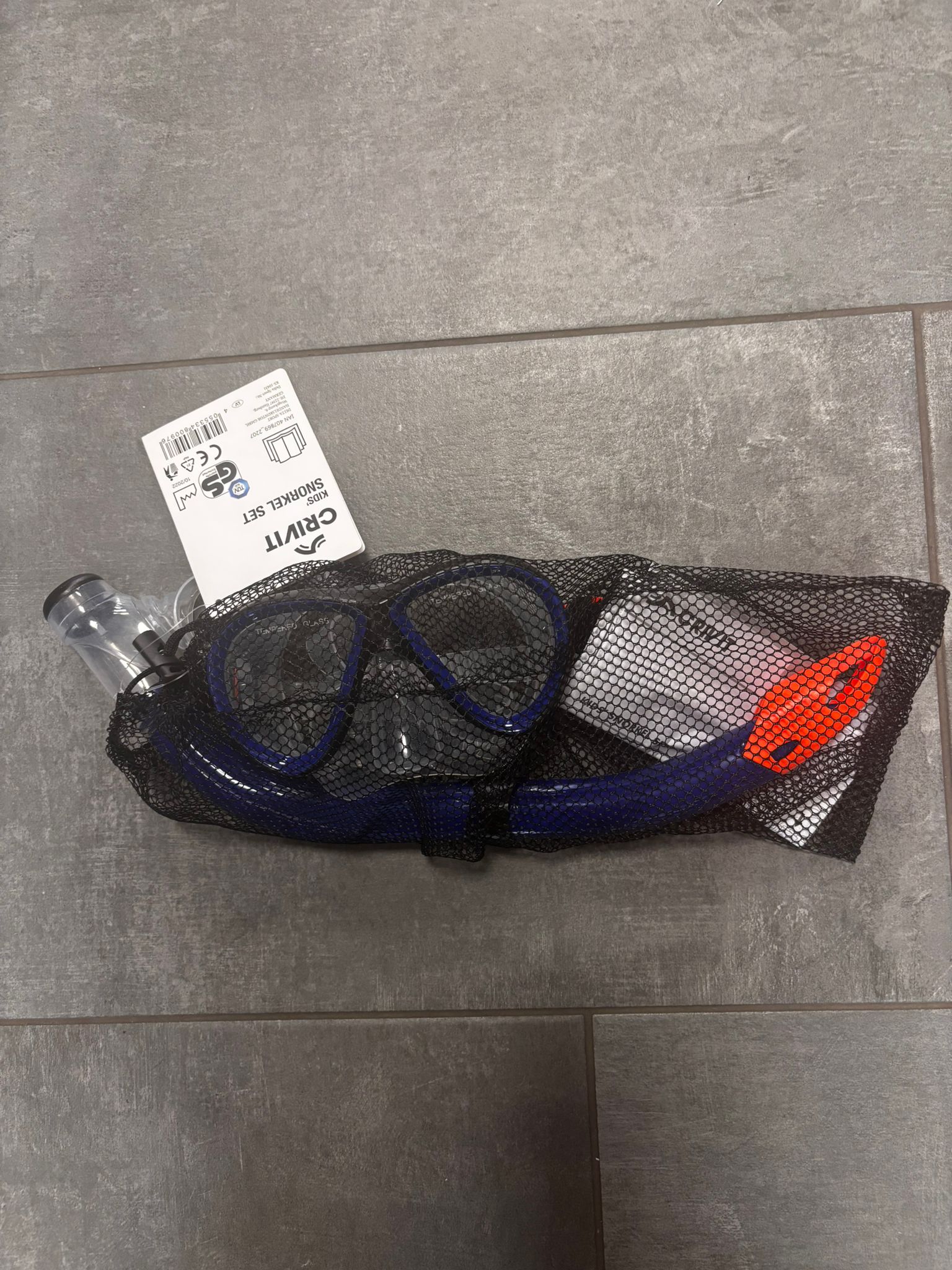 Set da snorkeling per bambini. Occhiali da immersione e boccaglio asciutto per garantire una panoramica di 180 gradi