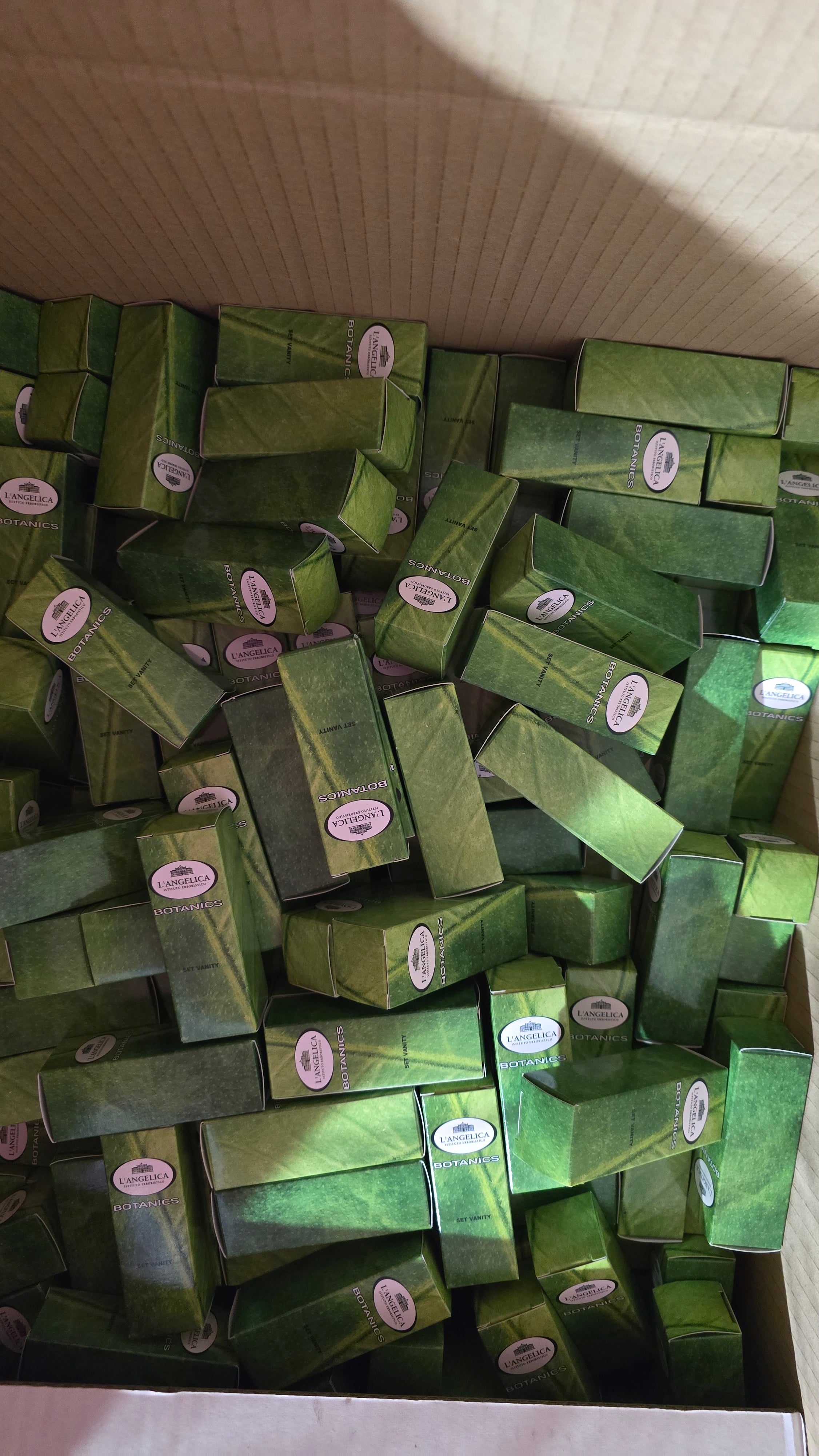 STOCK DI KIT MONOUSO DA VIAGGIO L'ANGELICA, IDEALI PER B&B/HOTEL. OLTRE 1.000 PEZZI