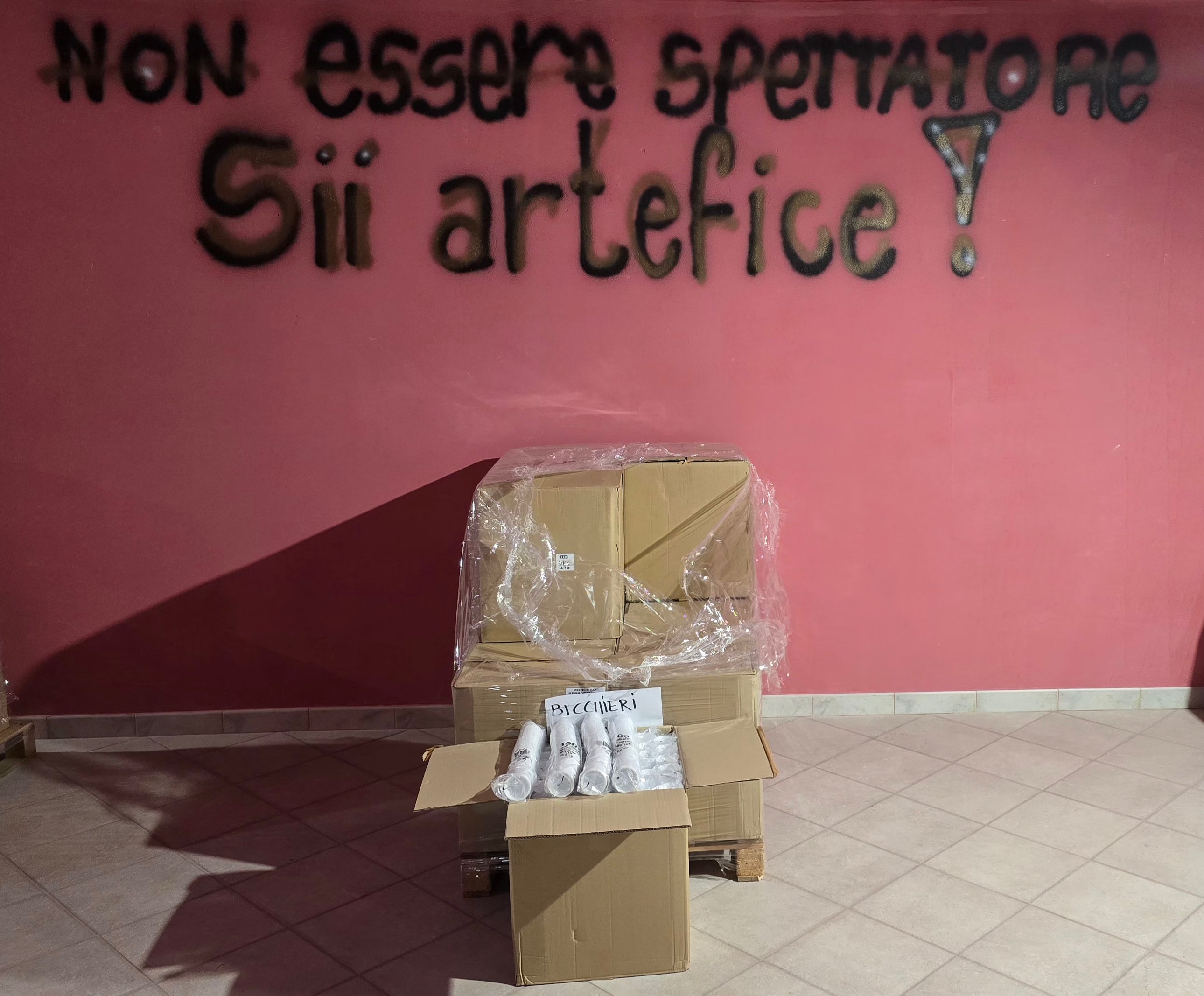 STOCK DI BICCHIERI DA CAFFE IN PLASTICA DA 100 UNITΓ, 240 PEZZI