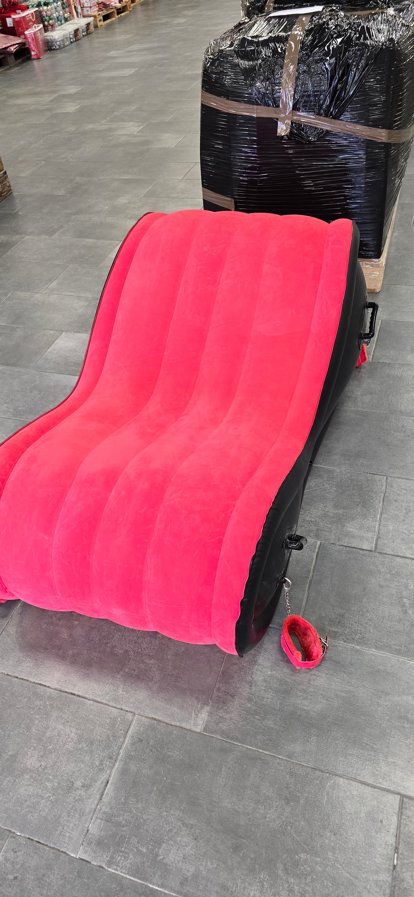 Divano Gonfiabile Tantra/Sedia dell’Amore con Polsini – Rosso e Nero – 163x73x76 cm
